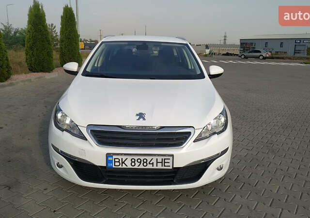 Белый Пежо 308, объемом двигателя 1.2 л и пробегом 141 тыс. км за 9600 $, фото 10 на Automoto.ua