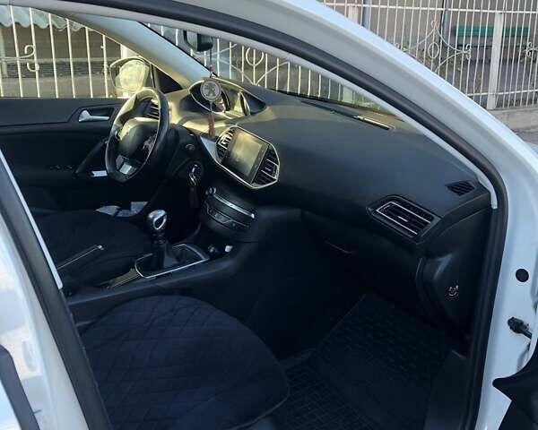 Белый Пежо 308, объемом двигателя 1.56 л и пробегом 253 тыс. км за 9000 $, фото 5 на Automoto.ua