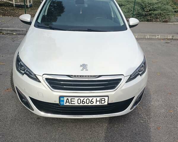 Белый Пежо 308, объемом двигателя 1.56 л и пробегом 200 тыс. км за 9500 $, фото 1 на Automoto.ua