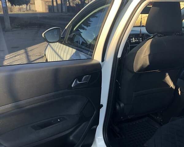 Белый Пежо 308, объемом двигателя 1.56 л и пробегом 253 тыс. км за 9000 $, фото 4 на Automoto.ua