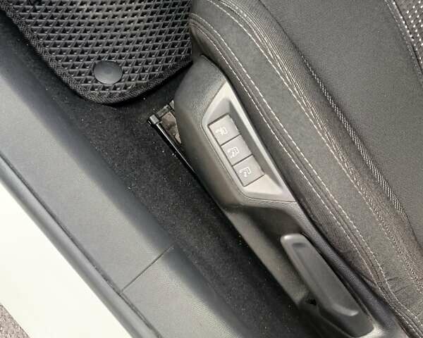 Белый Пежо 308, объемом двигателя 1.56 л и пробегом 200 тыс. км за 9500 $, фото 11 на Automoto.ua