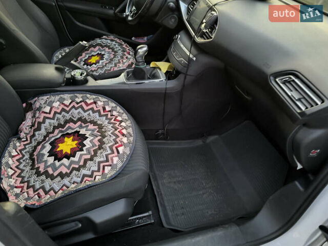 Белый Пежо 308, объемом двигателя 1.6 л и пробегом 95 тыс. км за 11500 $, фото 6 на Automoto.ua