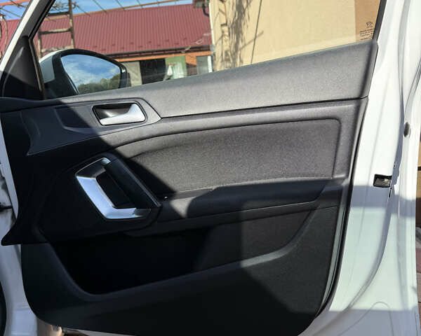 Белый Пежо 308, объемом двигателя 1.56 л и пробегом 274 тыс. км за 9400 $, фото 5 на Automoto.ua