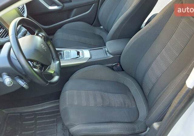 Белый Пежо 308, объемом двигателя 1.56 л и пробегом 209 тыс. км за 12000 $, фото 12 на Automoto.ua