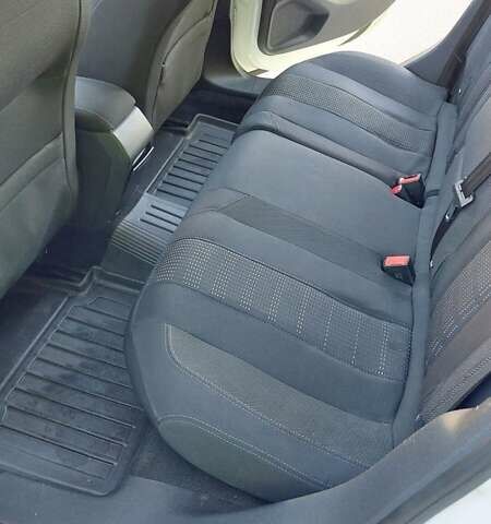 Белый Пежо 308, объемом двигателя 1.56 л и пробегом 209 тыс. км за 12000 $, фото 13 на Automoto.ua