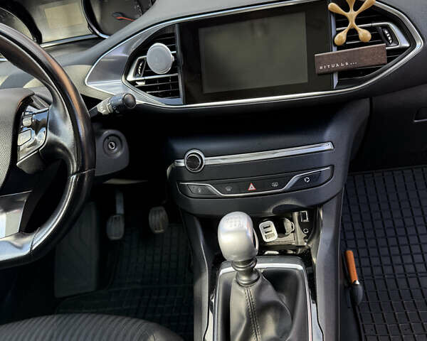 Белый Пежо 308, объемом двигателя 1.56 л и пробегом 274 тыс. км за 9400 $, фото 16 на Automoto.ua