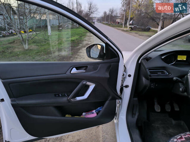 Белый Пежо 308, объемом двигателя 1.6 л и пробегом 95 тыс. км за 11500 $, фото 7 на Automoto.ua