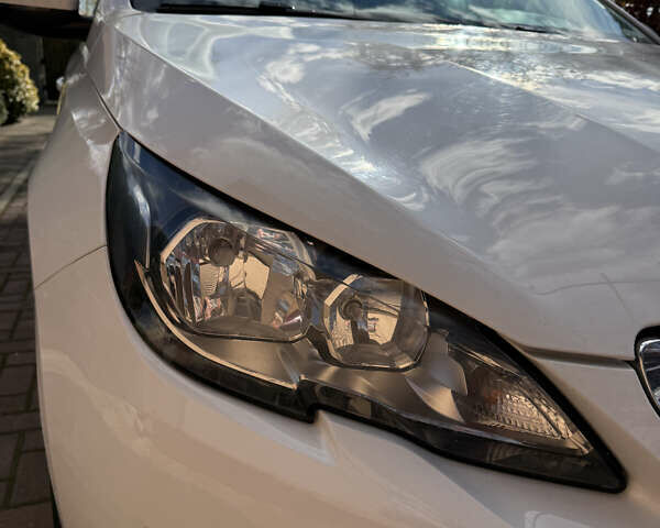 Белый Пежо 308, объемом двигателя 1.56 л и пробегом 274 тыс. км за 9400 $, фото 44 на Automoto.ua