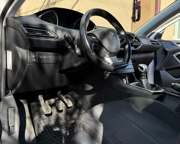 Белый Пежо 308, объемом двигателя 1.56 л и пробегом 274 тыс. км за 9400 $, фото 13 на Automoto.ua