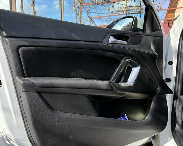 Белый Пежо 308, объемом двигателя 1.56 л и пробегом 274 тыс. км за 9400 $, фото 12 на Automoto.ua