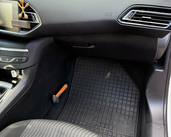 Белый Пежо 308, объемом двигателя 1.56 л и пробегом 274 тыс. км за 9400 $, фото 7 на Automoto.ua