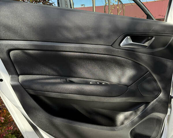 Белый Пежо 308, объемом двигателя 1.56 л и пробегом 274 тыс. км за 9400 $, фото 73 на Automoto.ua