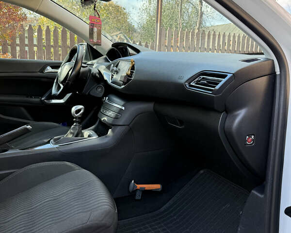 Белый Пежо 308, объемом двигателя 1.56 л и пробегом 274 тыс. км за 9400 $, фото 3 на Automoto.ua