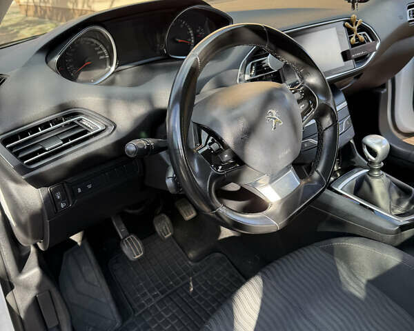 Белый Пежо 308, объемом двигателя 1.56 л и пробегом 274 тыс. км за 9400 $, фото 17 на Automoto.ua