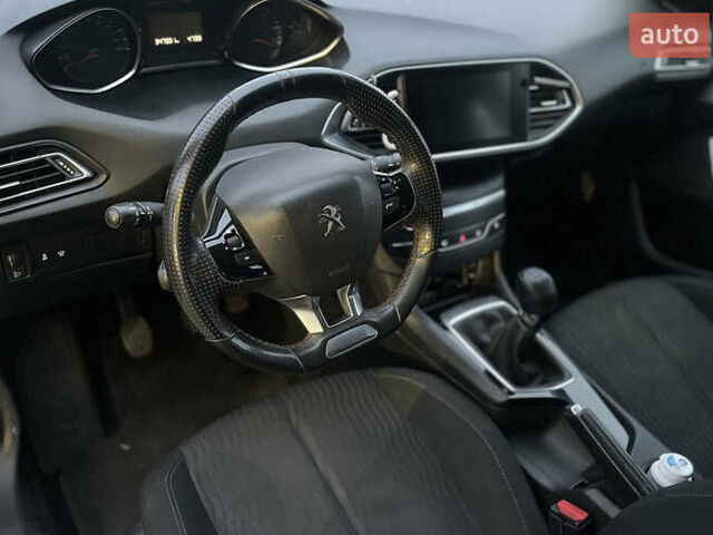 Белый Пежо 308, объемом двигателя 1.56 л и пробегом 357 тыс. км за 9200 $, фото 10 на Automoto.ua