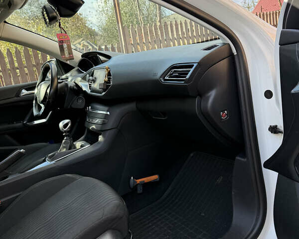 Белый Пежо 308, объемом двигателя 1.56 л и пробегом 274 тыс. км за 9400 $, фото 9 на Automoto.ua