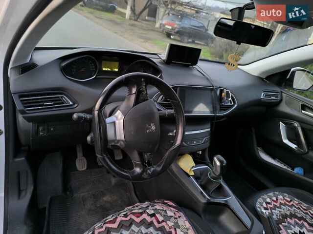 Белый Пежо 308, объемом двигателя 1.6 л и пробегом 95 тыс. км за 11500 $, фото 4 на Automoto.ua