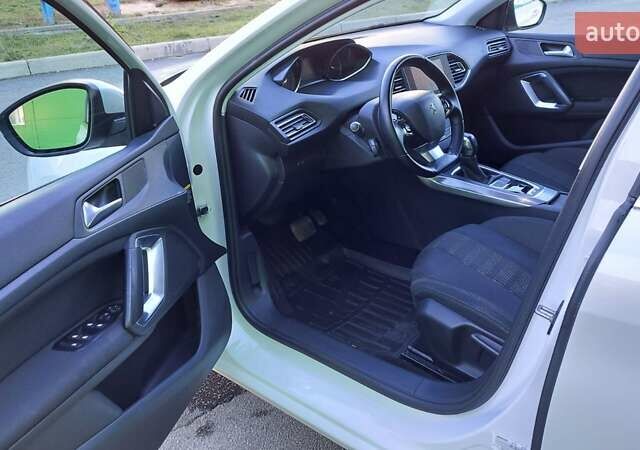 Белый Пежо 308, объемом двигателя 1.56 л и пробегом 209 тыс. км за 12000 $, фото 11 на Automoto.ua