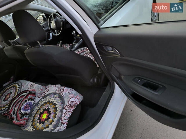 Белый Пежо 308, объемом двигателя 1.6 л и пробегом 95 тыс. км за 11500 $, фото 8 на Automoto.ua