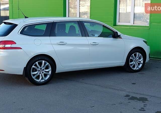 Белый Пежо 308, объемом двигателя 1.56 л и пробегом 209 тыс. км за 12000 $, фото 4 на Automoto.ua