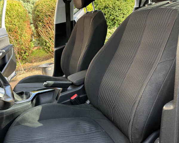 Белый Пежо 308, объемом двигателя 1.56 л и пробегом 274 тыс. км за 9400 $, фото 68 на Automoto.ua