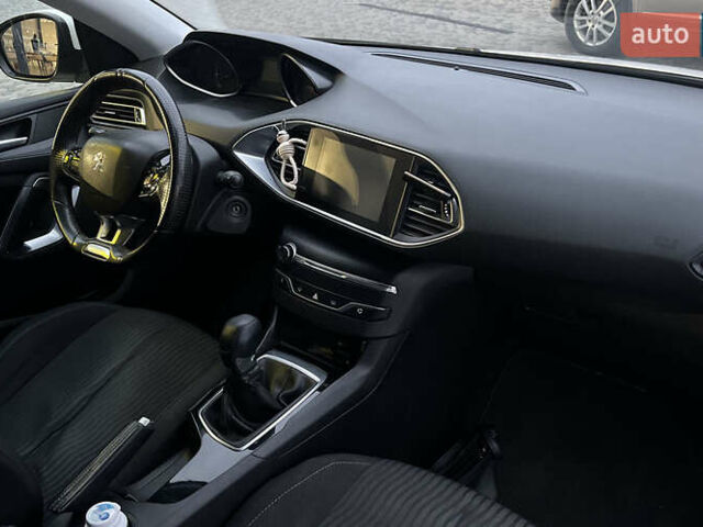 Белый Пежо 308, объемом двигателя 1.56 л и пробегом 357 тыс. км за 9200 $, фото 25 на Automoto.ua