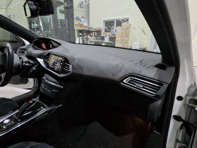 Белый Пежо 308, объемом двигателя 2 л и пробегом 43 тыс. км за 12600 $, фото 17 на Automoto.ua