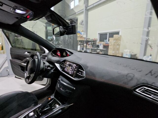 Белый Пежо 308, объемом двигателя 2 л и пробегом 43 тыс. км за 12600 $, фото 13 на Automoto.ua