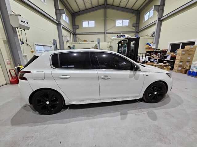 Белый Пежо 308, объемом двигателя 2 л и пробегом 43 тыс. км за 12600 $, фото 6 на Automoto.ua