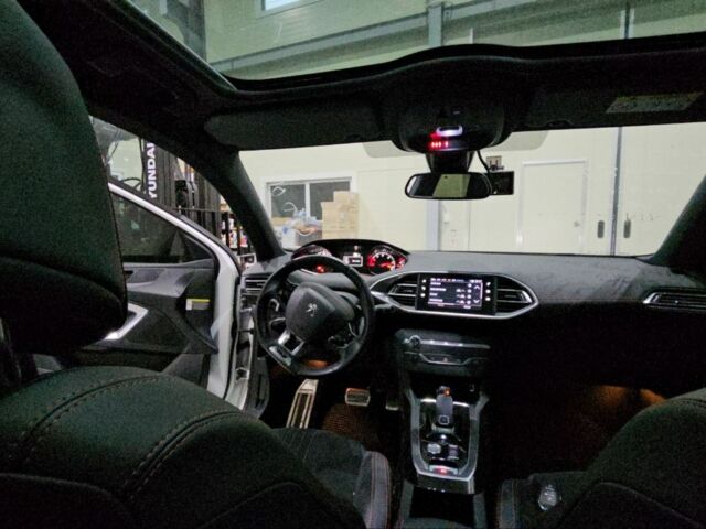 Белый Пежо 308, объемом двигателя 2 л и пробегом 43 тыс. км за 12600 $, фото 16 на Automoto.ua