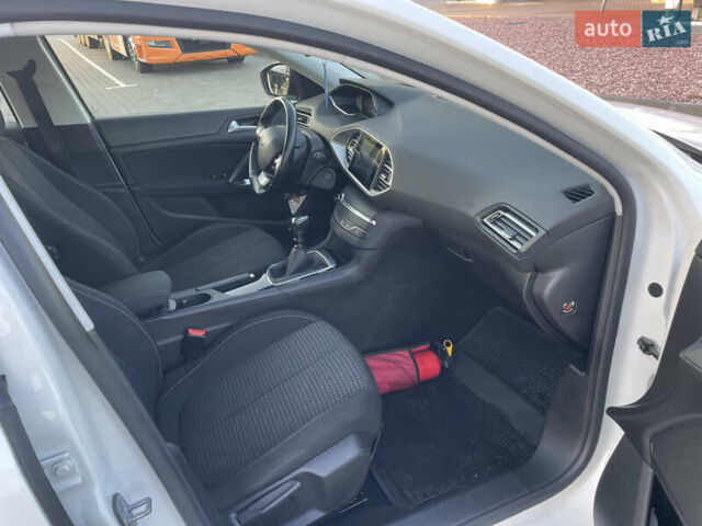 Белый Пежо 308, объемом двигателя 1.5 л и пробегом 197 тыс. км за 12950 $, фото 21 на Automoto.ua