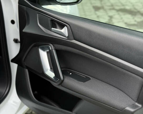 Белый Пежо 308, объемом двигателя 1.5 л и пробегом 162 тыс. км за 14800 $, фото 53 на Automoto.ua