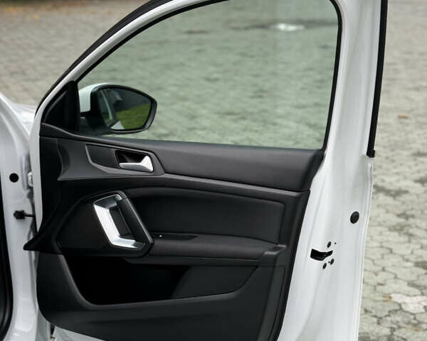 Белый Пежо 308, объемом двигателя 1.5 л и пробегом 162 тыс. км за 14800 $, фото 52 на Automoto.ua