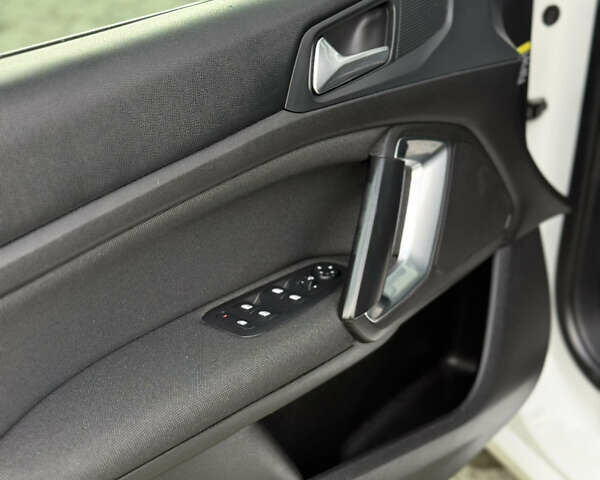 Белый Пежо 308, объемом двигателя 1.5 л и пробегом 162 тыс. км за 14800 $, фото 32 на Automoto.ua