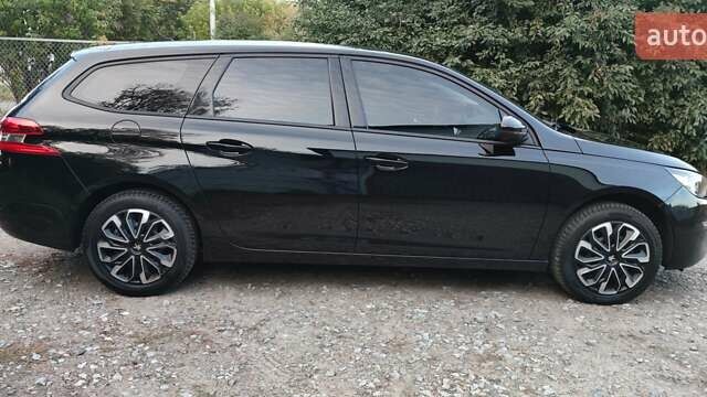 Черный Пежо 308, объемом двигателя 1.56 л и пробегом 260 тыс. км за 7800 $, фото 3 на Automoto.ua