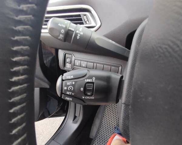 Черный Пежо 308, объемом двигателя 1.56 л и пробегом 205 тыс. км за 8800 $, фото 5 на Automoto.ua