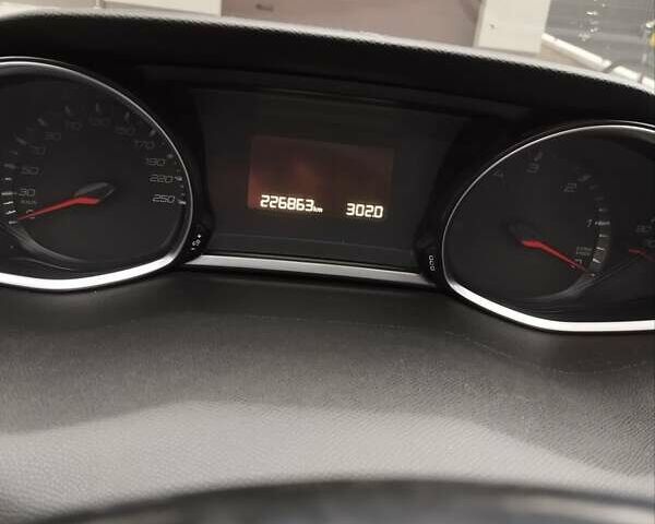 Чорний Пежо 308, об'ємом двигуна 1.56 л та пробігом 226 тис. км за 10500 $, фото 6 на Automoto.ua