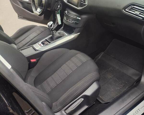 Черный Пежо 308, объемом двигателя 1.6 л и пробегом 178 тыс. км за 9950 $, фото 51 на Automoto.ua