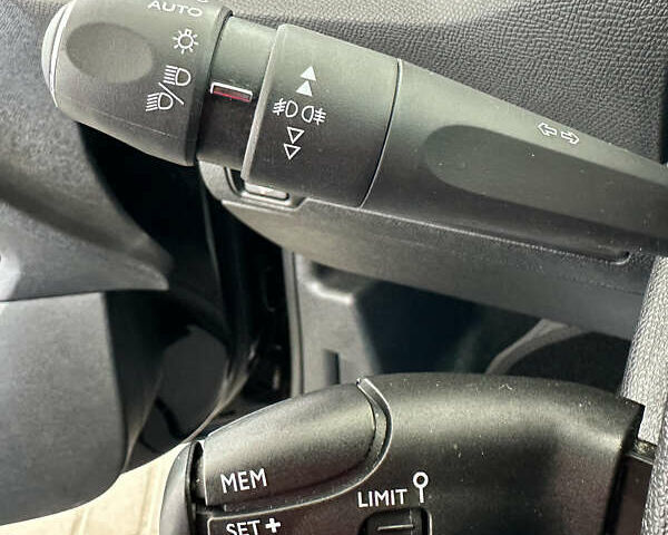 Черный Пежо 308, объемом двигателя 0 л и пробегом 175 тыс. км за 11950 $, фото 13 на Automoto.ua