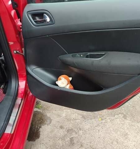 Красный Пежо 308, объемом двигателя 1.56 л и пробегом 140 тыс. км за 5200 $, фото 8 на Automoto.ua