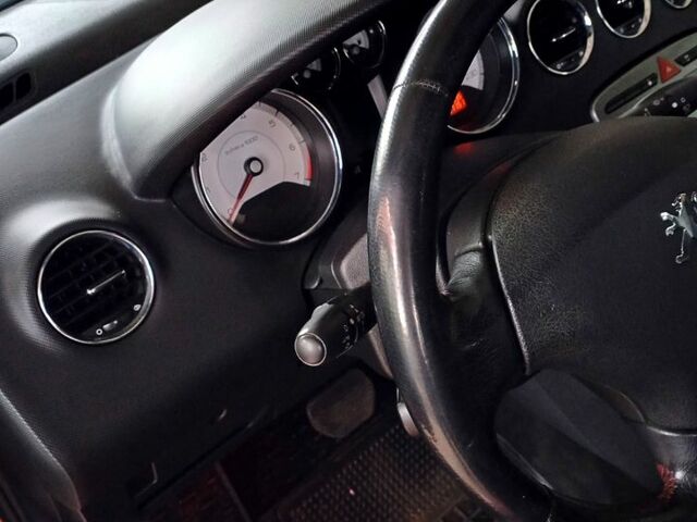 Красный Пежо 308, объемом двигателя 1.6 л и пробегом 153 тыс. км за 6200 $, фото 2 на Automoto.ua