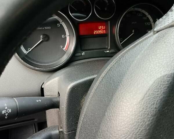 Красный Пежо 308, объемом двигателя 1.6 л и пробегом 234 тыс. км за 3300 $, фото 15 на Automoto.ua