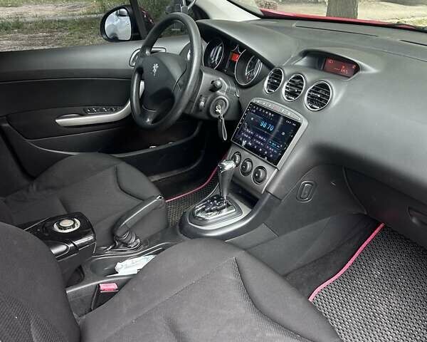 Красный Пежо 308, объемом двигателя 1.6 л и пробегом 92 тыс. км за 6700 $, фото 5 на Automoto.ua
