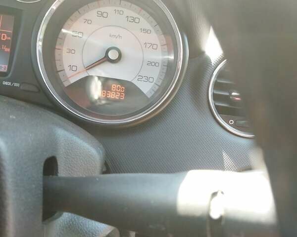 Красный Пежо 308, объемом двигателя 1.6 л и пробегом 183 тыс. км за 5600 $, фото 1 на Automoto.ua