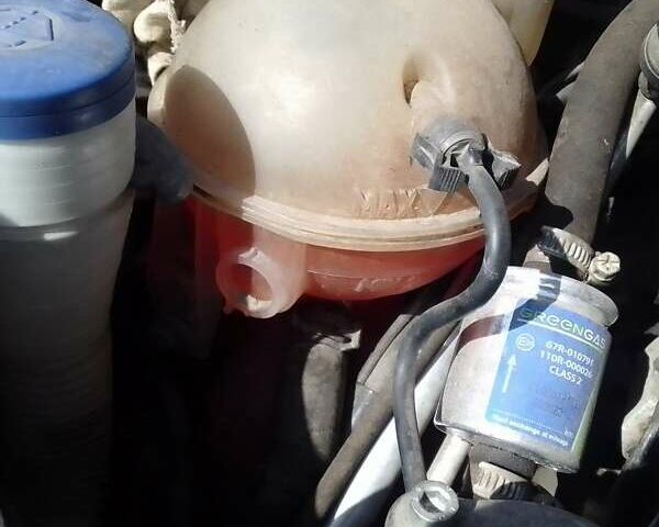 Красный Пежо 308, объемом двигателя 1.6 л и пробегом 170 тыс. км за 3000 $, фото 7 на Automoto.ua