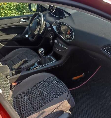 Красный Пежо 308, объемом двигателя 1.56 л и пробегом 245 тыс. км за 8400 $, фото 5 на Automoto.ua