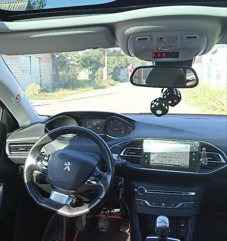 Красный Пежо 308, объемом двигателя 1.56 л и пробегом 245 тыс. км за 8400 $, фото 6 на Automoto.ua