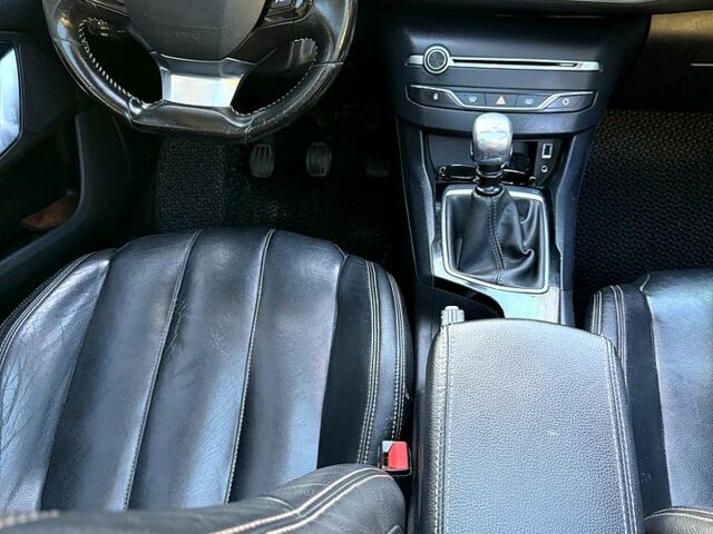 Пежо 308, объемом двигателя 1.6 л и пробегом 260 тыс. км за 9500 $, фото 5 на Automoto.ua