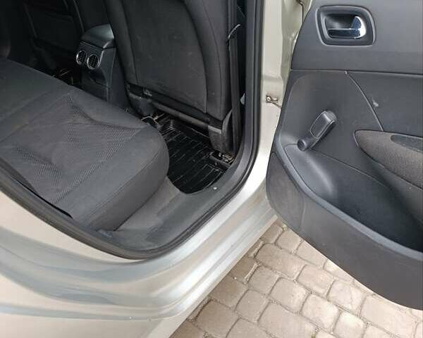 Серый Пежо 308, объемом двигателя 1.6 л и пробегом 312 тыс. км за 3600 $, фото 1 на Automoto.ua