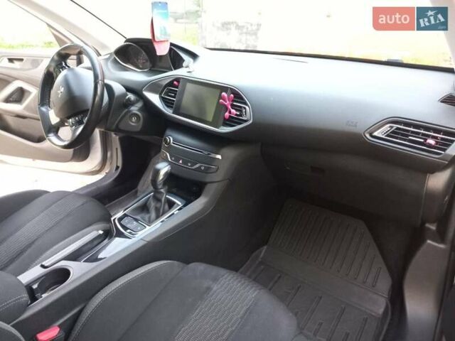 Пежо 308 2016 в Кременце на Automoto.ua Серый Пежо 308, объемом двигателя 1.2 л и пробегом 132 тыс. км за 9650 $, фото 8 на Automoto.ua